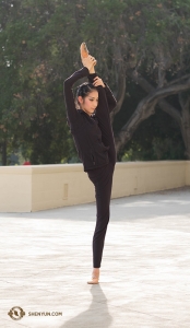 Penari Liz Lu melakukan peregangan di luar Bridges Auditorium di Claremont, California. (Foto oleh penari Stephanie Guo)
