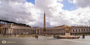 Op de enorme openbare ruimte van het Piazza San Pietro (Sint Peters plein), bewonderen we de eeuwenoude Egyptische obelisk en de prachtige fonteinen. (Foto door eerste danser Kenji Kobayashi)
