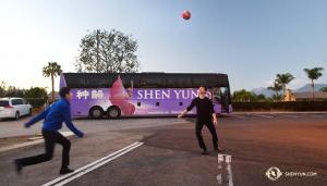 Setelah perjalanan dua setengah hari ke California, penari Leo Li dan Rocky Liao bermain bola sepak untuk menikmati cuaca hangat. (Foto oleh penari Ben Chen)
