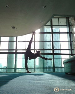 Na het bezichtigen is danseres Olivia Chang zich achter de schermen aan het strekken voor de eerste voorstelling in het Ulsan Culture Art Center in Zuid-Korea. (Foto door danseres Kexin Li) 
