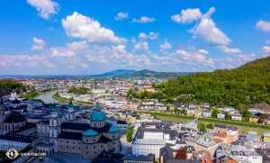 Z twierdzy w Salzburgu można zobaczyć duży obszar miasta i rozległy krajobraz. (tancerz Felix Sun)
