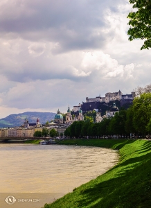 Een blik op Salzburg vanaf de oever van de Salzach - een rivier die zowel door Oostenrijk als door Duitsland loopt. (Foto door Felix Sun)