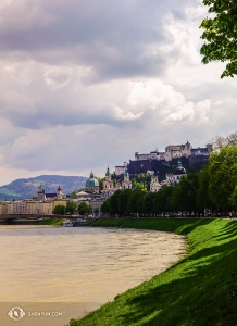 Pohled na Salzburg od břehu řeky Salzach, která protéká jak Rakouskem, tak Německem. (fotil  Felix Sun)
