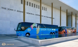 Après dix représentations à guichets fermés à Washington DC, nous chargeons les bus et nous dirigeons vers la prochaine ville ! (Photo de la projectionniste Ye Jin)
