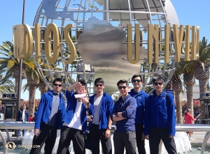 Visiting California would not be complete without a visit to Universal Studios. Dancer Chad Chen, dancer Ben Chen, dancer Leo Lee, L.A. guide Sam Pu, dancer Jun Liang, and dancer Daniel Sun (L to R) visit the famous L.A. theme park on their day off from performing at the Microsoft Theater. (Photo by production manager Gregory Xu)
