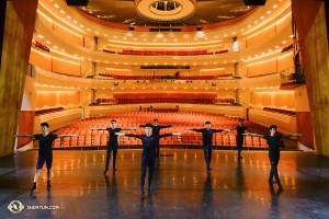 Pendant ce temps, les danseurs de la Shen Yun World Company sont à San Luis Obispo, en Californie. Ils répètent ensemble pour se familiariser avec la scène du Performing Arts Center. (Photo du danseur Jeff Chuang)
