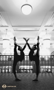 In Aurora, Illinois, halten die Tänzerin Huiyi Fan und die Erste Tänzerin Kaidi Wu eine symmetrische Pose in der Lobby des Paramount Theatre. Aufgrund der großen Nachfrage wurde eine siebte Aufführung in diesem Theater hinzugefügt. (Foto: Ye Jin)