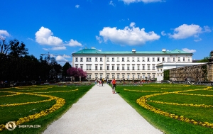 I Salzburg besöker vi det italienskt inspirerade slottet Mirabell med trädgård. Överraskande nog sägs byggnaden ha uppförts på bara sex månader! (Foto: Felix Sun)