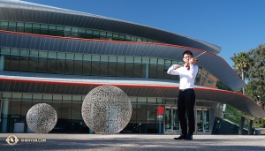 Skrzypek Tseyu Chang postanowił zaczerpnąć odrobiny świeżego powietrza podczas rozgrzewki na zewnątrz Performing Arts Center w San Luis Obispo. (tancerz Ben Chen)
