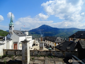 Von der erhöht liegenden Burg aus dem 11. Jahrhundert genießen wir die Aussicht auf die Berge … (Foto: Tony Zhao)
