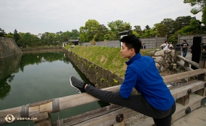 Le pemier danseur Roy Chen « multitâches » apprécie l’un des douves au château de Nijo tout en s'étirant ! (Photo du danseur Nick Zhao)
