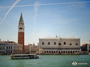 Venedig, bekannt als die „schwimmende Stadt“, hat fast keine Straßen, nur Kanäle. Hier ragt der berühmte Glockenturm von Venedig heraus. (Foto: Tänzer Felix Sun)
