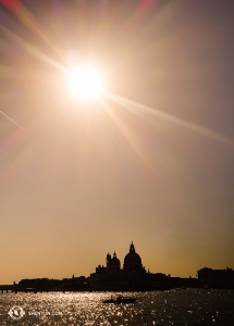 Een prachtig silhouet van Venetië voordat we weggaan. (Foto door Felix Sun) 
