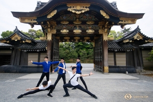 Sólisté z Shen Yun International Company pózují před jednou z pěti bran hradu Nijo. (Fotil Andrew Fung)
