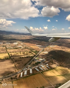 Vue de l'avion en volant de Querétaro à Monterrey, au Mexique. Des représentations étaient prévues dans cinq villes différentes du Mexique, du 28 avril au 13 mai. (Photo de Rachel Bastick)