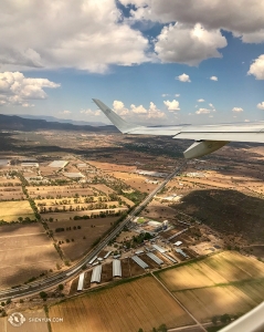 En vy från flygplanet medan det flyger från Querétaro till Monterrey, Mexiko. Vi var inplanerade att ge föreställningens skönhet till scener i fem olika städer i hela Mexiko från 28 april till 13 maj. (Foto: Rachel Bastick) 
