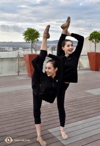 Penari Cici Wang dan Penari Utama Miranda Zhou-Galati berpose di Puebla, Meksiko. Bagaimana mereka dapat mempetahankan pose seperti itu sambil bergurau?! (Foto oleh Yuxuan Liu)
