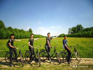 Vad gör dansarna på sin lediga dag? Motionerar, såklart. Jack Han, Peter Kruger, Henry Hong och Felix Sun (vänster till höger) cyklar genom trädgårdarna vid Versailles. Efter att ha lagt till en extra föreställning på allmän begäran, var vi inplanerade för åtta föreställningar i Paris. (Foto: Tony Zhao)
