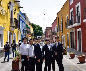 Tänzer der Shen Yun Touring Company erkunden gemeinsam die Straßen der Altstadt von Puebla. (Foto: Edwin Fu)
