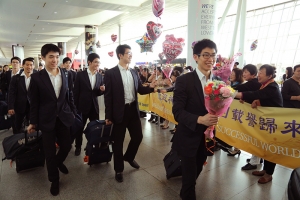 Det känns bra att vara hemma. Shen Yun Touring Company hälsas välkomna hem av fans på flygplatsen i New York. (Foto: Epoch Times)
