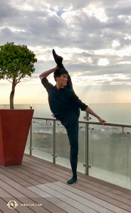 Le danseur Edwin Fu pose son regard sur Puebla, au Mexique. (Photo de Rachel Bastick)
