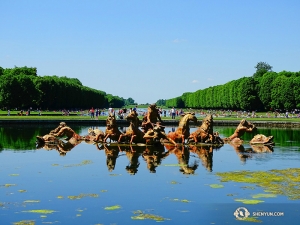 Istana ini dikelilingi oleh taman-taman yang indah termasuk patung-patung berdesain rumit. (Foto oleh Tony Zhao)
