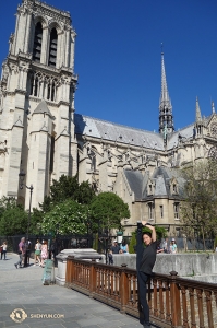 Der Tänzer Henry Hong posiert außerhalb von Notre-Dame. (Foto: Jack Han)
