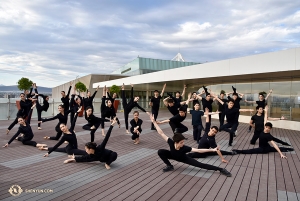 Členové souboru Shen Yun Touring Company společně pózují na terase Metropolitan Auditorium v mexickém městě Puebla. (Fotila sopranistka Rachael Bastick)
