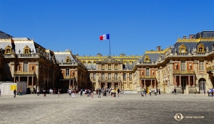 Etwas außerhalb von Paris steht der einladende Palast von Versailles während unserer Tour auf der Liste der Top-Sehenswürdigkeiten. (Foto: Tony Zhao)
