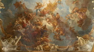 Gros plan d'une fresque au plafond de style baroque à Versailles. (Photo de Tiffany Yu)
