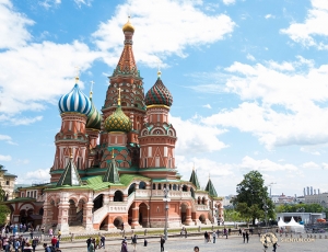 La danseuse Stephanie Guo est partie dans une direction très différente pour ses vacances. Les dômes colorés des édifices de Moscou, en Russie, nous interpellent. 
