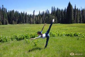 La ballerina Hazel Yu sfrutta i molti, ampi, spazi aperti del Parco nazionale Yosemite per esercitarsi negli allungamenti.
