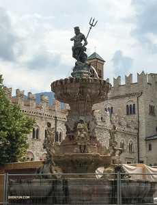 Im Zentrum der Piazza del Duomo steht der Neptunbrunnen. Der römische Meeresgott mit seinem Dreizack wacht über das geschäftige Treiben auf dem Hauptplatz von Trient.
