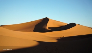 Perjalanan ke Maroko tidak akan lengkap tanpa perjalanan ke padang pasir. Tiffany melakukan perjalanan selama tiga hari ke bukit-bukit pasir indah yang landai dari Erg Chigaga…