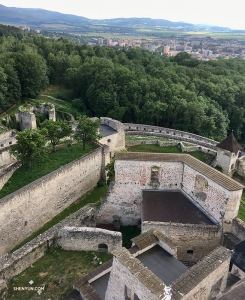 Patrząc w dół na ruiny fortyfikacji zamku Trenczyńskiego z wieży Matusz. Zamek, który pochodzi z czasów rzymskich, mieści muzeum historii regionu i jest narodowym zabytkiem kultury na Słowacji.
