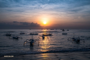 Jukung-Fischerboote, auch bekannt als traditionelle balinesische Libellenboote, starten am frühen Morgen in Sanur, einer ruhigen, entspannten Küstenstadt im Südosten Balis.
