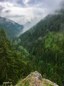 西カルパティア山脈の内側にあたる低タトラ山脈にあるデマノブスカ渓谷の崖の端に立つ。ここまで歩いてきた者だけが味わえる絶景。
