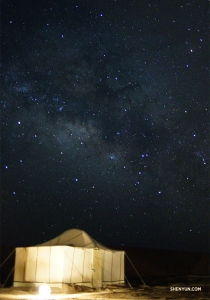 天の川に見守られて過ごす砂漠での夜。
