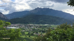 Trient, 117.000 Einwohner, ist eine weitläufige Stadt in den italienischen Alpen. (Foto: Regina Dong, Bühnenprojektion)