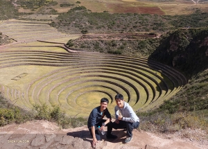 Next on the itinerary, the Incan ruins of Moray. The exact purpose of these concentric terraces is unknown, but the soil used in their construction was brought from different regions of the Incan empire, and the way they were designed creates a temperature difference of up to 15°C between the top and bottom rings. Some theorize it was an ancient agricultural laboratory.
