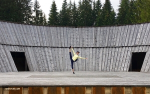 Betty danst op het podium van een open-lucht theater in de Tatra bergen. Het grootste folk festival in de regio Orava in Noord-Slowakije, het Podroháčsky Folklore Festival, wordt hier elke zomer gehouden.