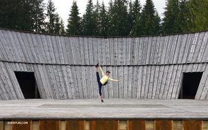 Betty tanzt auf der Bühne eines Freilichttheaters in der Tatra. Jeden Sommer findet hier das größte Volksfest der Region Orava in der Nordslowakei, das Folklorefestival Podroháčsky statt.
