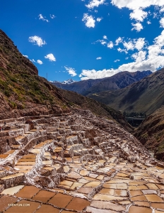 Sie machen auch einen Rundgang durch die Salineras de Maras. Dieses alte Salzbergwerk wurde an einem Andenhang angelegt - ein beeindruckender Anblick!
