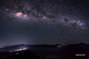 Bima Sakti diatas Gunung Bromo di Jawa Timur, Indonesia, dengan secercah cahaya yang berkilau.