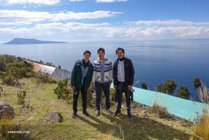 Феликс, Алекс и Маурисио на острове Такиле на озере Титикака, крупнейшем в Южной Америке.