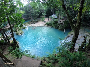 奧喬里奧斯山脈中的藍洞（Irie Blue Hole）。其中寧靜的瀑布與沁涼的泳池帶來的是絕對放鬆的下午時光。
