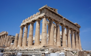 Det majestätiska Parthenon tornar upp sig framöver.
