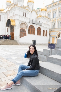 La voici assise sur les marches de la place de la cathédrale. 
