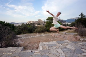 En essayant d’atteindre le ciel, sur Philopappos Hill à Athènes. 