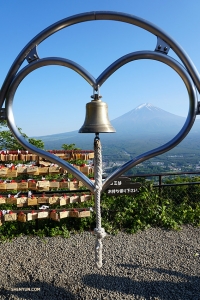 Voici une autre vue du Mont Fuji, au sommet de la montagne Tenjo. Un mythe local soutient que si vous faites un vœu en faisant sonner cette cloche tout en regardant dans ce cœur au Mont Fuji, votre souhait deviendra réalité. 
